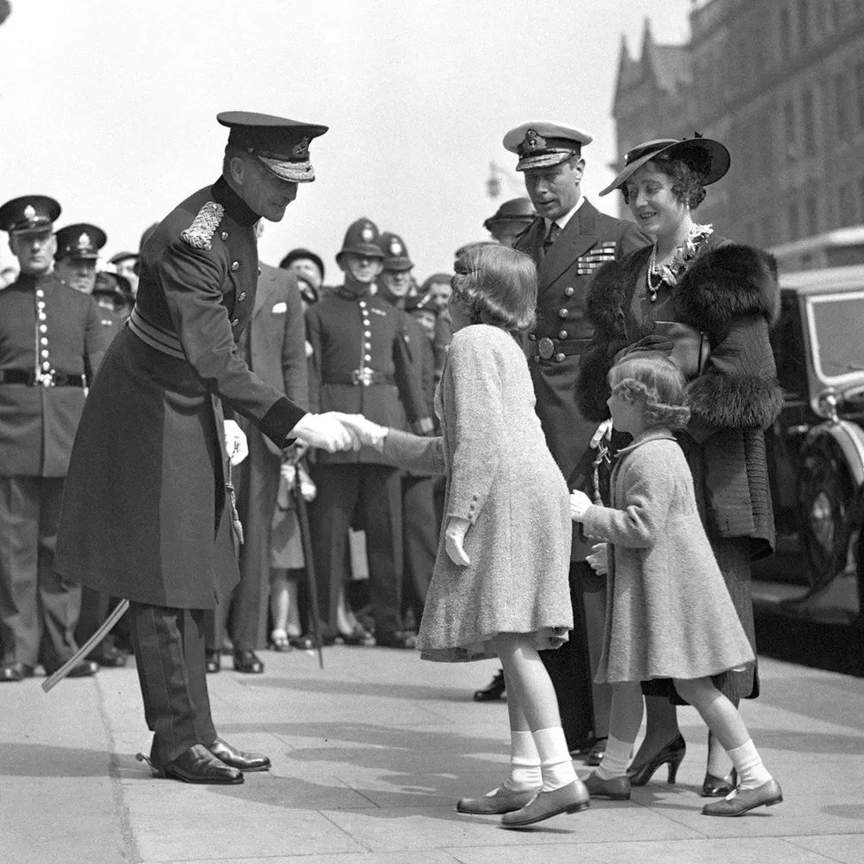 На этой фотографии принцесса пожимает руку военному во время Королевского турнира, на который она прибыла с семьей в 1936 году.