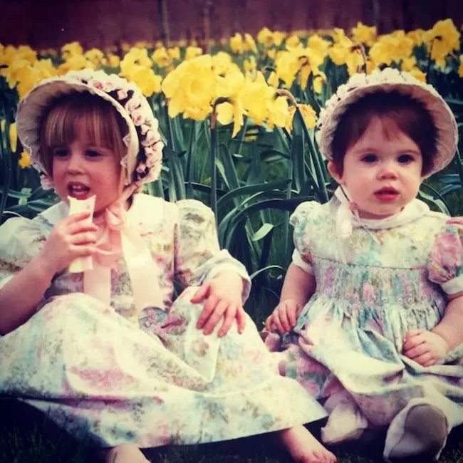 «Счастливой Пасхи от сестер Йоркских! Празднование Пасхи в капоте с 1992 года ...» - написала Принцесса под фото. 