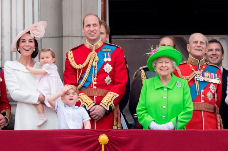Почему королева Елизавета носит неоновые наряды