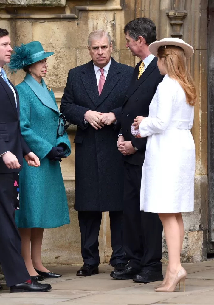 Принцесса Анна, Принц Эндрю, герцог Йоркский, Тимоти Лоуренс и принцессы Беатрис Йоркская посетили пасхальную службу в церкви Святого Георгия 1 апреля 2018 года в Виндзоре, Англия.