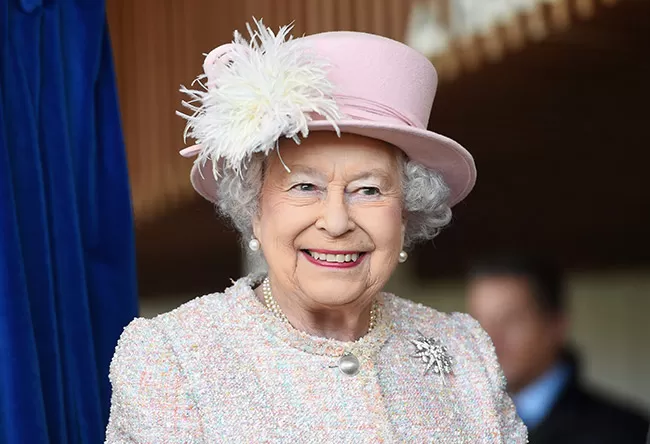 Королева предпочитает держаться подальше от солнца и носить шляпы