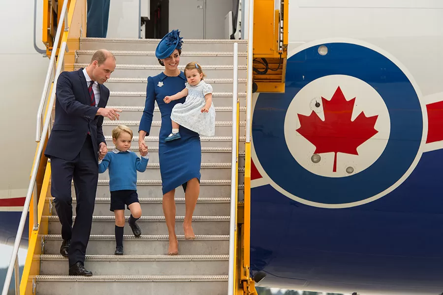 Принц Уильям и Герцогиня Кейт нарушают протокол, летая всей семьей одним рейсом