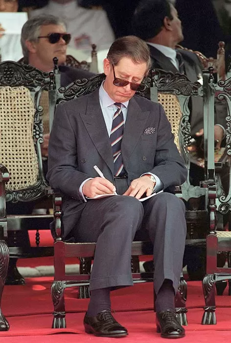 Принц Чарльз дает автограф, нарушая протокол