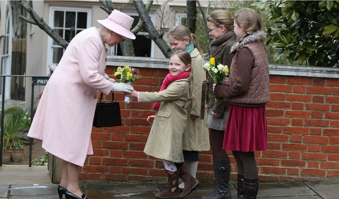 Дети по традиции дарят Королеве букет цветов