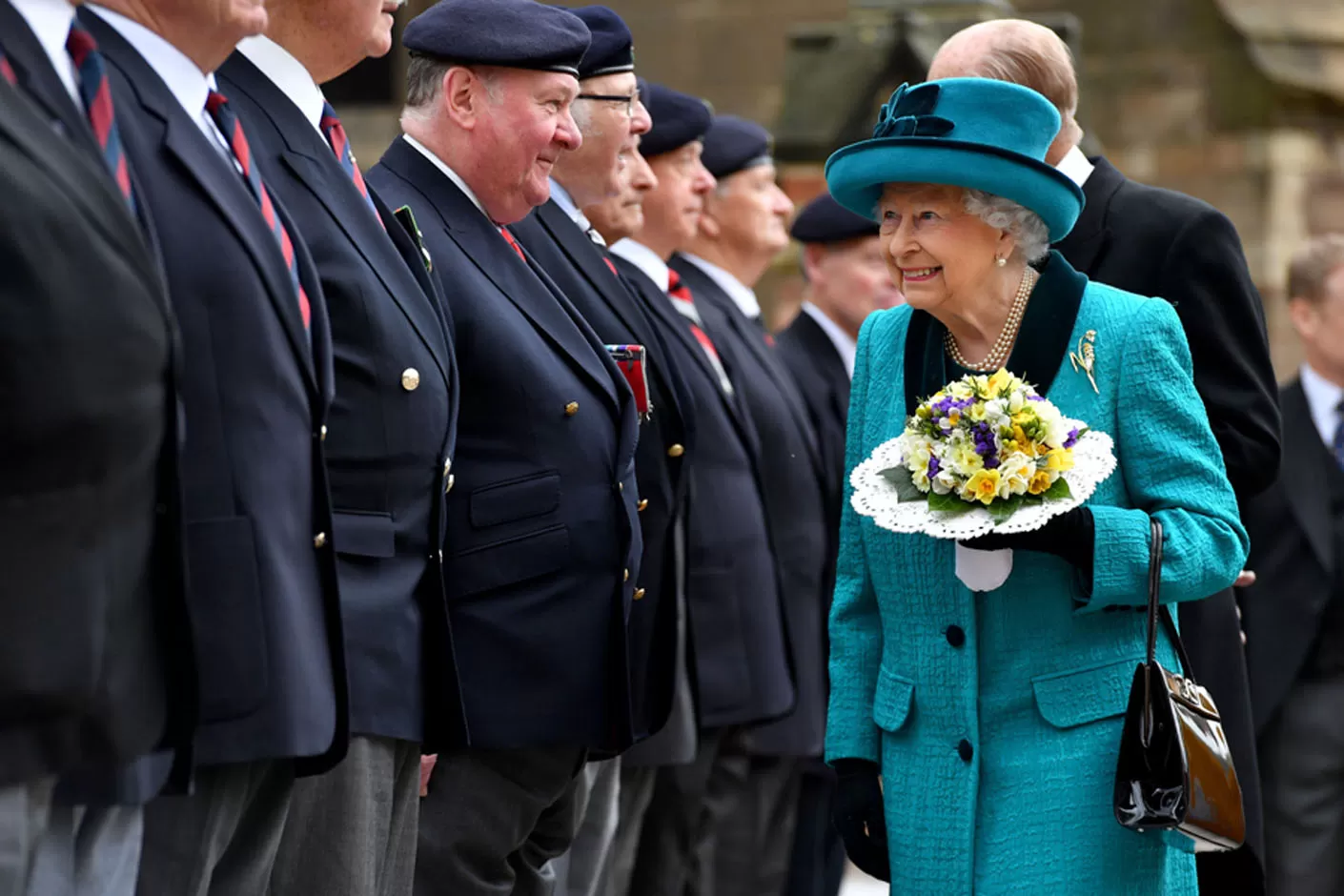 Королева Елизавета II встречает бывших военнослужащих после Королевской службы в Лестерском соборе.