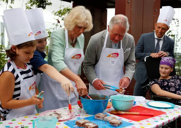 Принц Чарльз и Камилла попробовали свои силы в кулинарии в Австралии