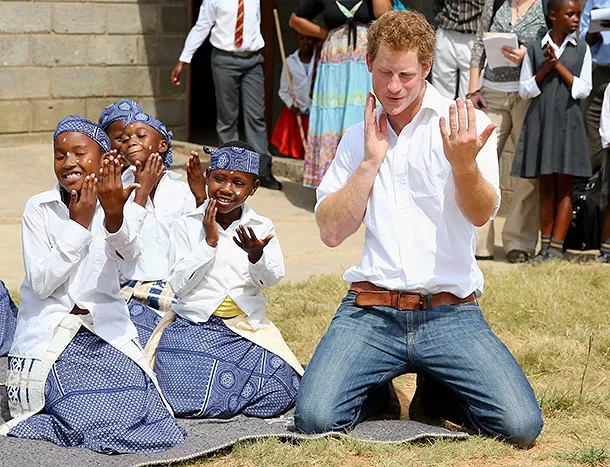 Принц Гарри танцует с девочками из Лесото