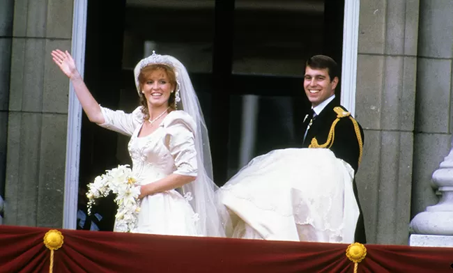 Пара на балконе Букингемского дворца после их свадьбы в июле 1986 года
