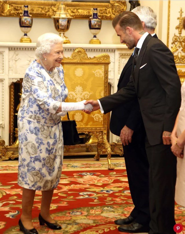Королева Елизавета и Дэвид Бекхэм в 2016 году Queen'S Young Leaders Awards