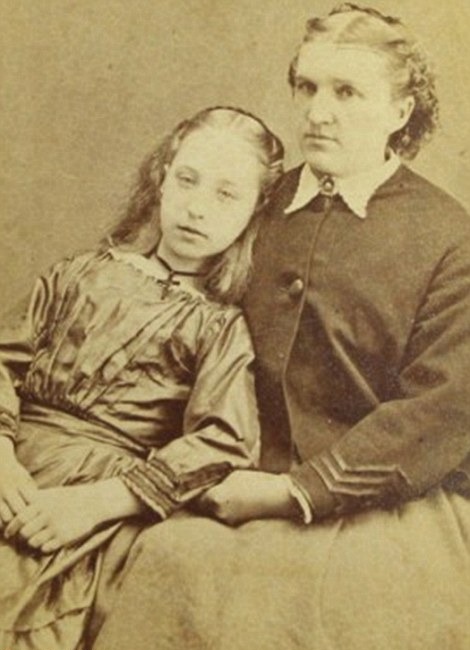 postmortem girl with mother 217x300 1 Королева Виктория и посмертная фотография принца Альберта