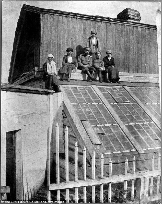 Последняя известная фотография царя Николая II и членов семьи, сидящих на крыше здания во время их плена