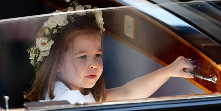 Как Принцесса Шарлотта встречает гостей в Кенсингтонском Дворце Гетти Изображений Макс Мамби/Индиго