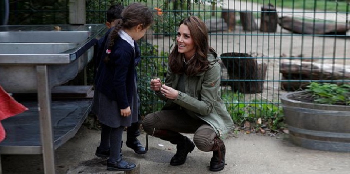 Во время посещения Кейт Лесной школы, одна очаровательная маленькая девочка по имени Ланьве спросила герцогиню, почему все фотографируют ее.