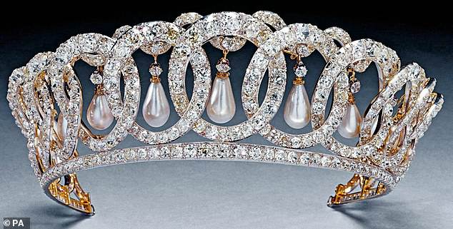 Владимирская тиара (на фото) - одно из любимых сокровищ королевы. Королева Мария купила кусок у принцессы Греции Николая