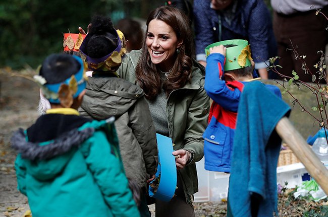 Кейт помогла детям сделать короны из листьев
