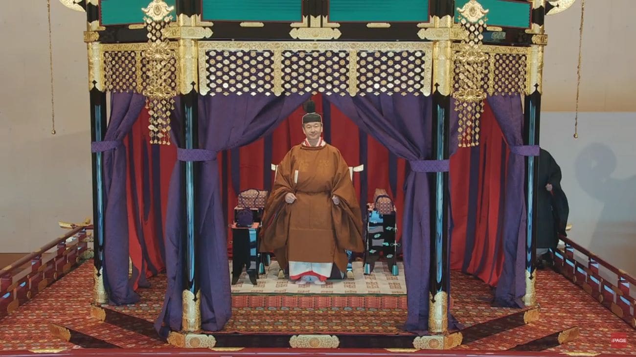 Сокровище императора участники проекта. Императорский трон Японии. Коронация японского императора. Император Японии облачение. Три сокровища императора Японии.
