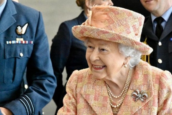 Почему у королевы Великобритании нет паспорта и водительских прав