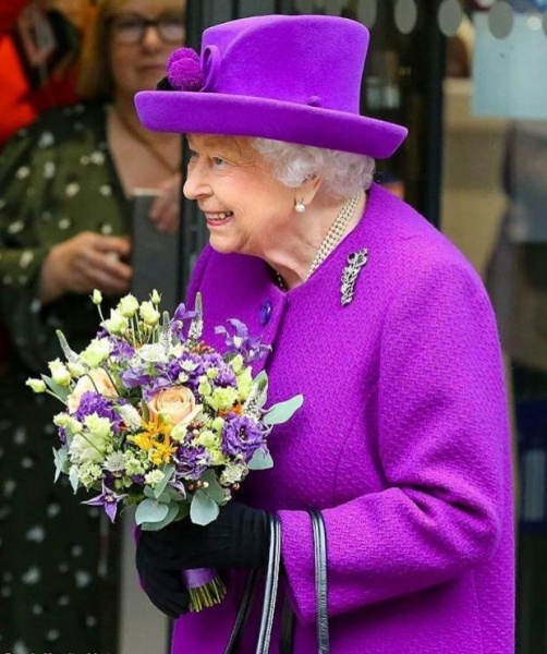 Елизавета II похвалила за самодельные короны маленьких пациентов лондонской больницы 