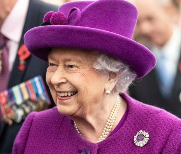 Почему у королевы Великобритании нет паспорта и водительских прав