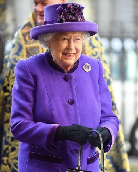Заражение коронавирусом работника Букингемского дворца вызвало опасение за здоровье монарха 