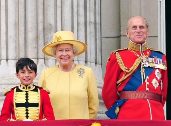 Стилист Елизаветы II: кто подбирает наряды королевы для официальных мероприятий 