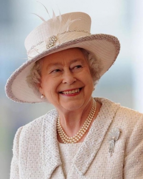 Почему Елизавета II всегда носит шляпу и яркую одежду на официальных мероприятиях 