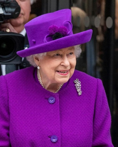 Почему Елизавета II всегда носит шляпу и яркую одежду на официальных мероприятиях 