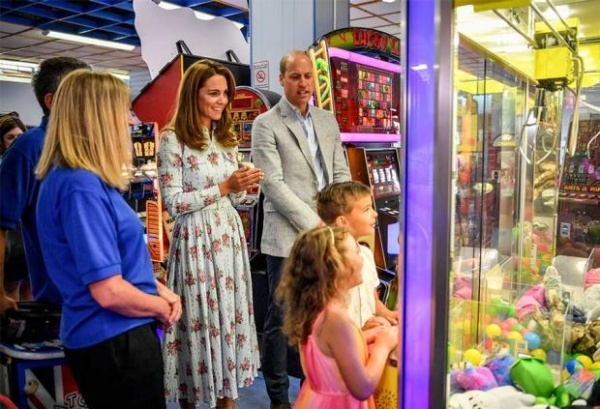 Кейт Миддлтон и принц Уильям сыграли в игровые автоматы во время официального визита 