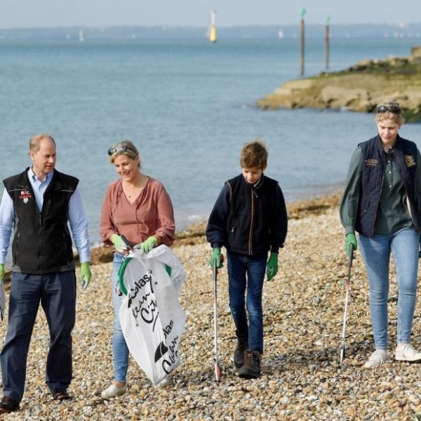 Младший сын Елизаветы II с семьей собрал мусор на английском пляже 