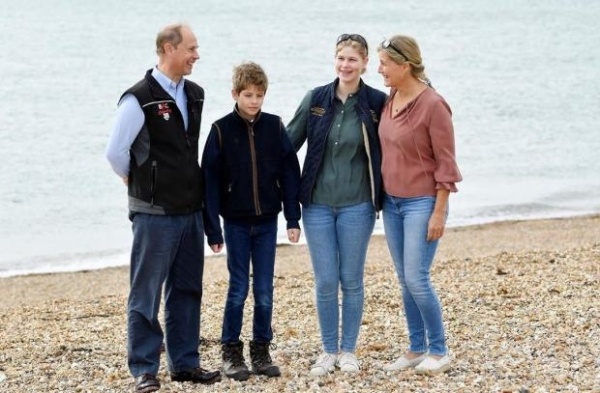 Младший сын Елизаветы II с семьей собрал мусор на английском пляже 
