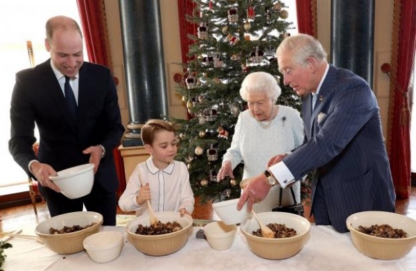 Принц Уильям и Кейт Миддлтон с детьми испекли кексы для ветеранов из дома престарелых 