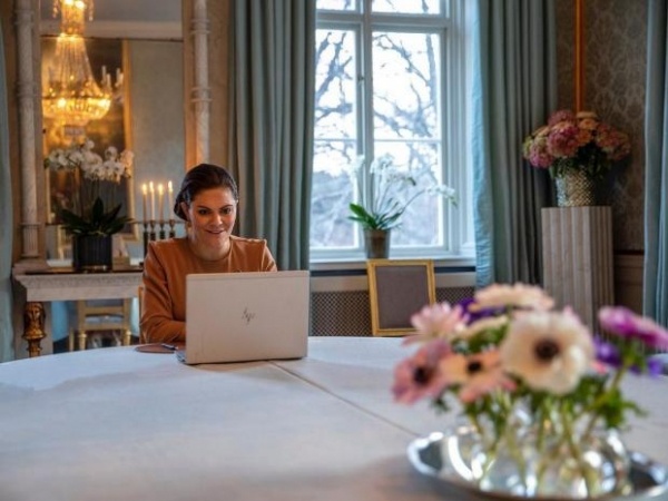 Праздничные украшения дома Принцессы Виктории: новые фото и видео королевской семьи Швеции 