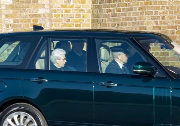 Новые фото Елизаветы II: королева в элегантном черном наряде попала в объективы папарацци 