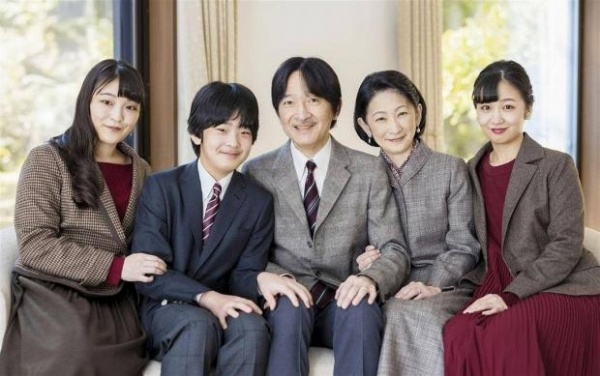 Принцу Фухимито 55 лет: императорский дом выпустил новые портреты семьи наследника трона 