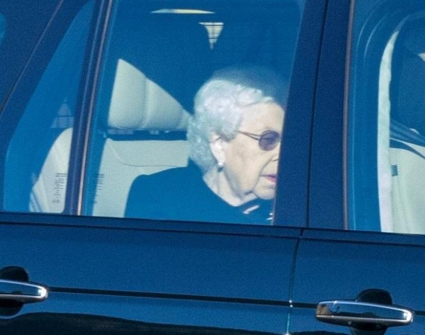 Новые фото Елизаветы II: королева в элегантном черном наряде попала в объективы папарацци 
