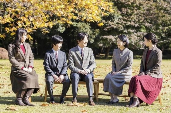 Принцу Фухимито 55 лет: императорский дом выпустил новые портреты семьи наследника трона 