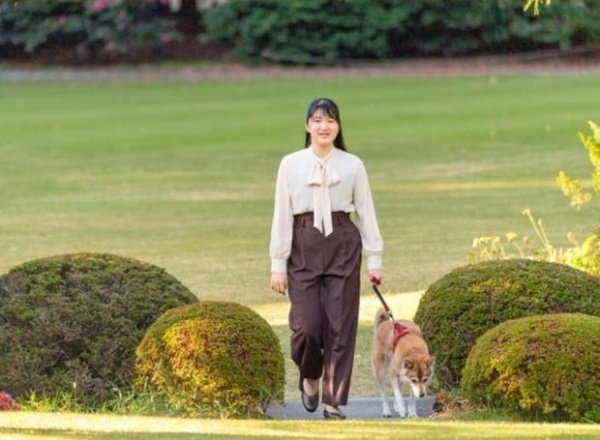 Дочери императора Японии исполнилось 19 лет: новые фото Принцессы Айко 