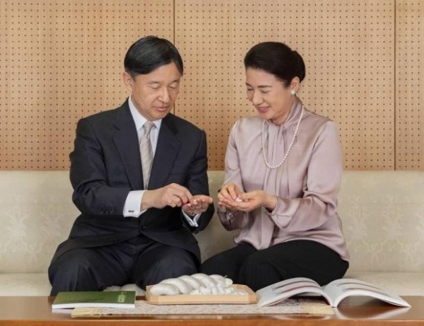 Японской императрице Масако исполнилось 57 лет: дворец показал новые фото монарха с женой 
