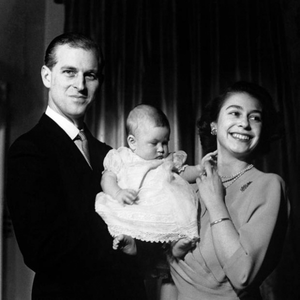 Впервые за 71 год Елизавета II и Принц Филипп отметят Рождество без детей и внуков 